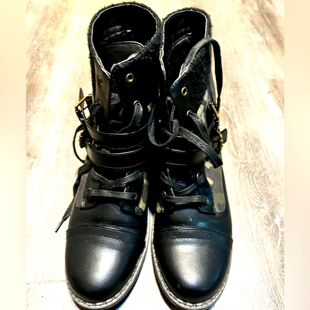 Army fatigue boot with buckles